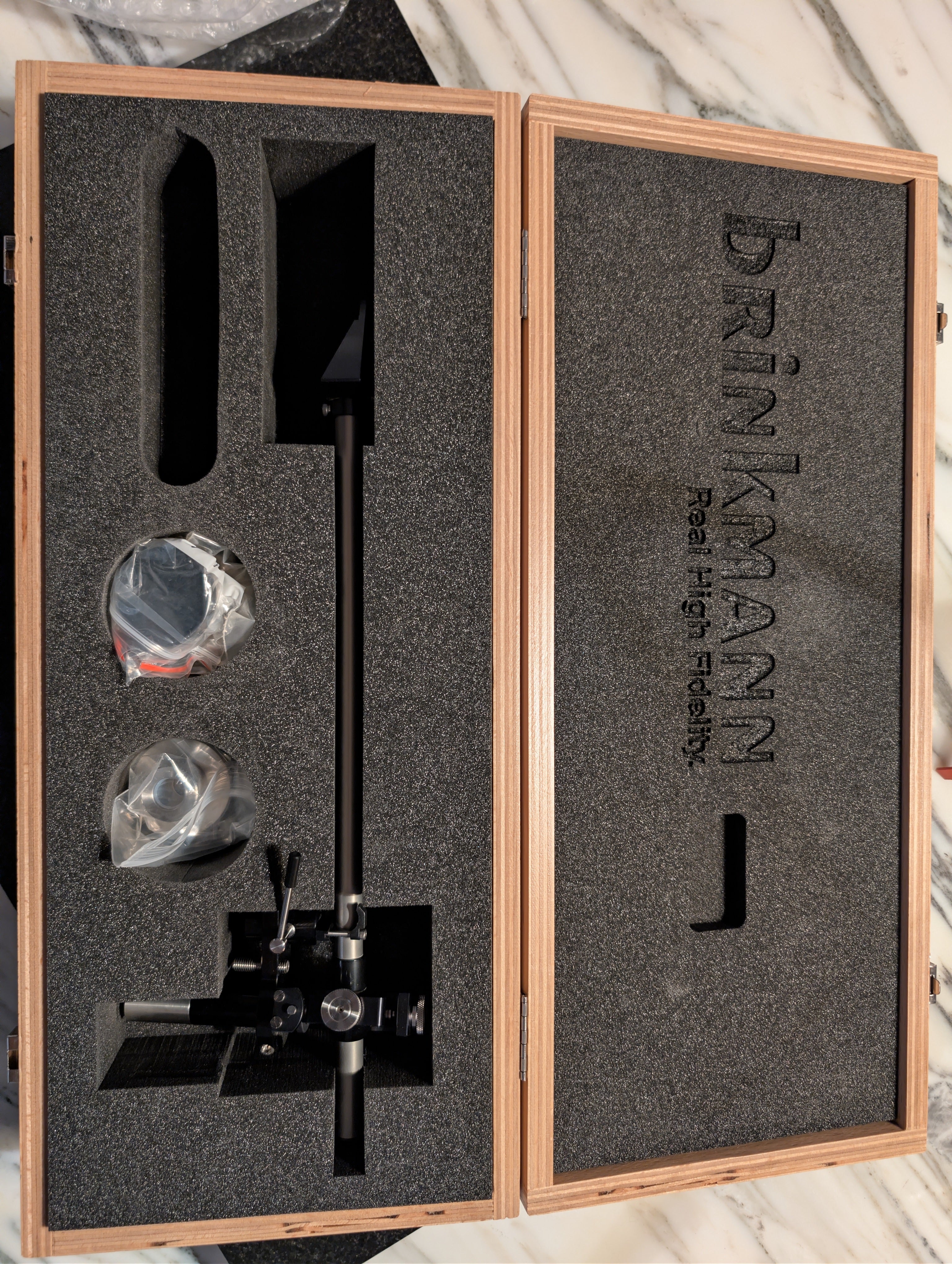 Platine vinyle Brinkmann Bardo avec bras 10.5 et alimentation à tubes RöNt