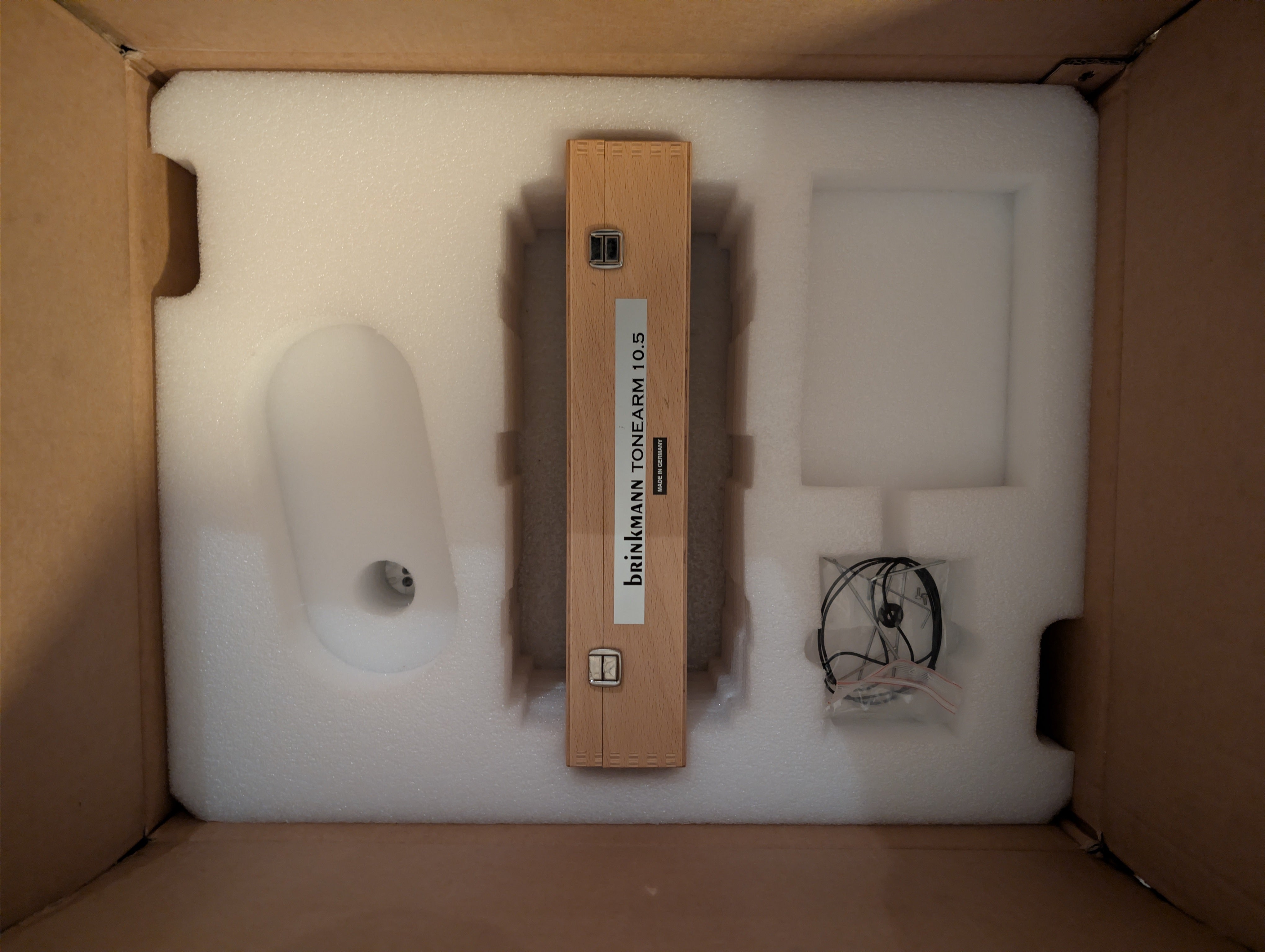 Platine vinyle Brinkmann Bardo avec bras 10.5 et alimentation à tubes RöNt