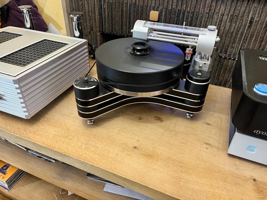 Clearaudio Innovation avec bras tangentiel TT2 et cellule Da Vinci — vue de trois quarts