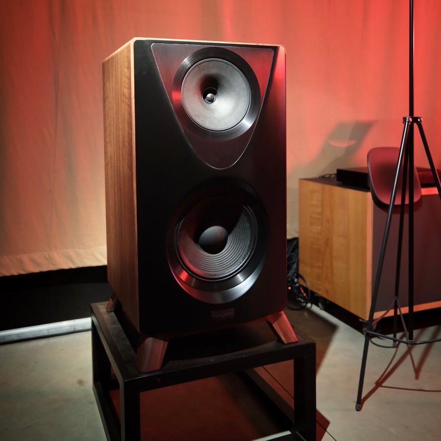 Enceinte Jones & Cerreta Troubadour photographiée de trois quarts à Spiritland.