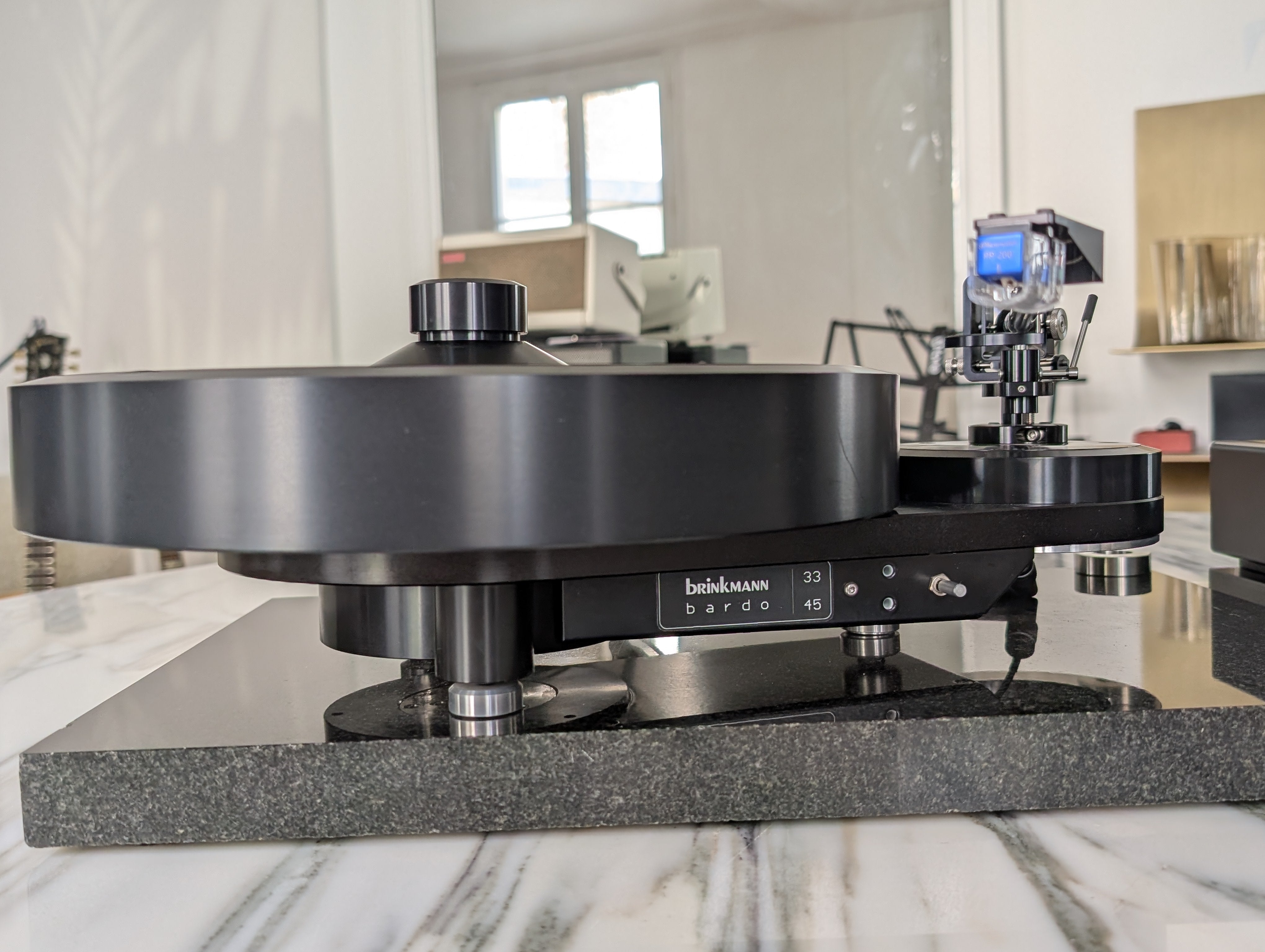 Platine vinyle Brinkmann Bardo avec bras 10.5 et alimentation à tubes RöNt